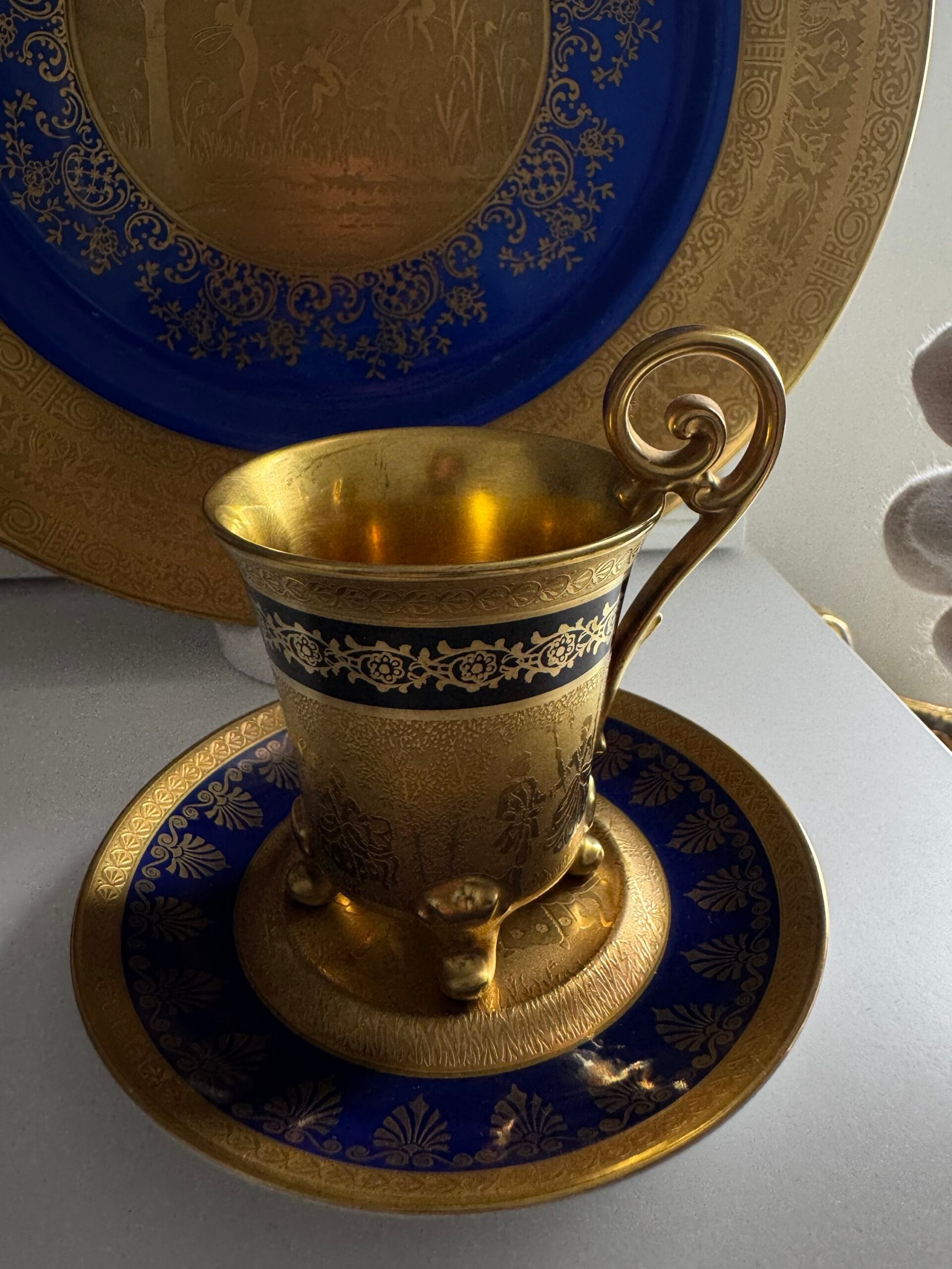 Колекційна вінтажна  чашка з блюдцем  від Karlsbad з інкрустацію золотом , колекційний вінтаж