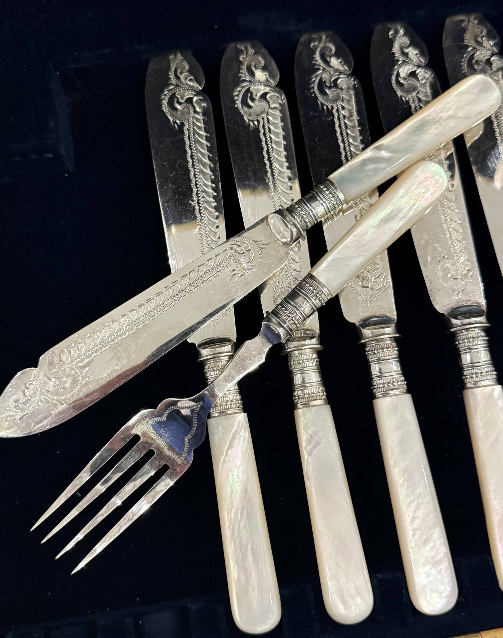 Столові антикварні прибори з перламутром