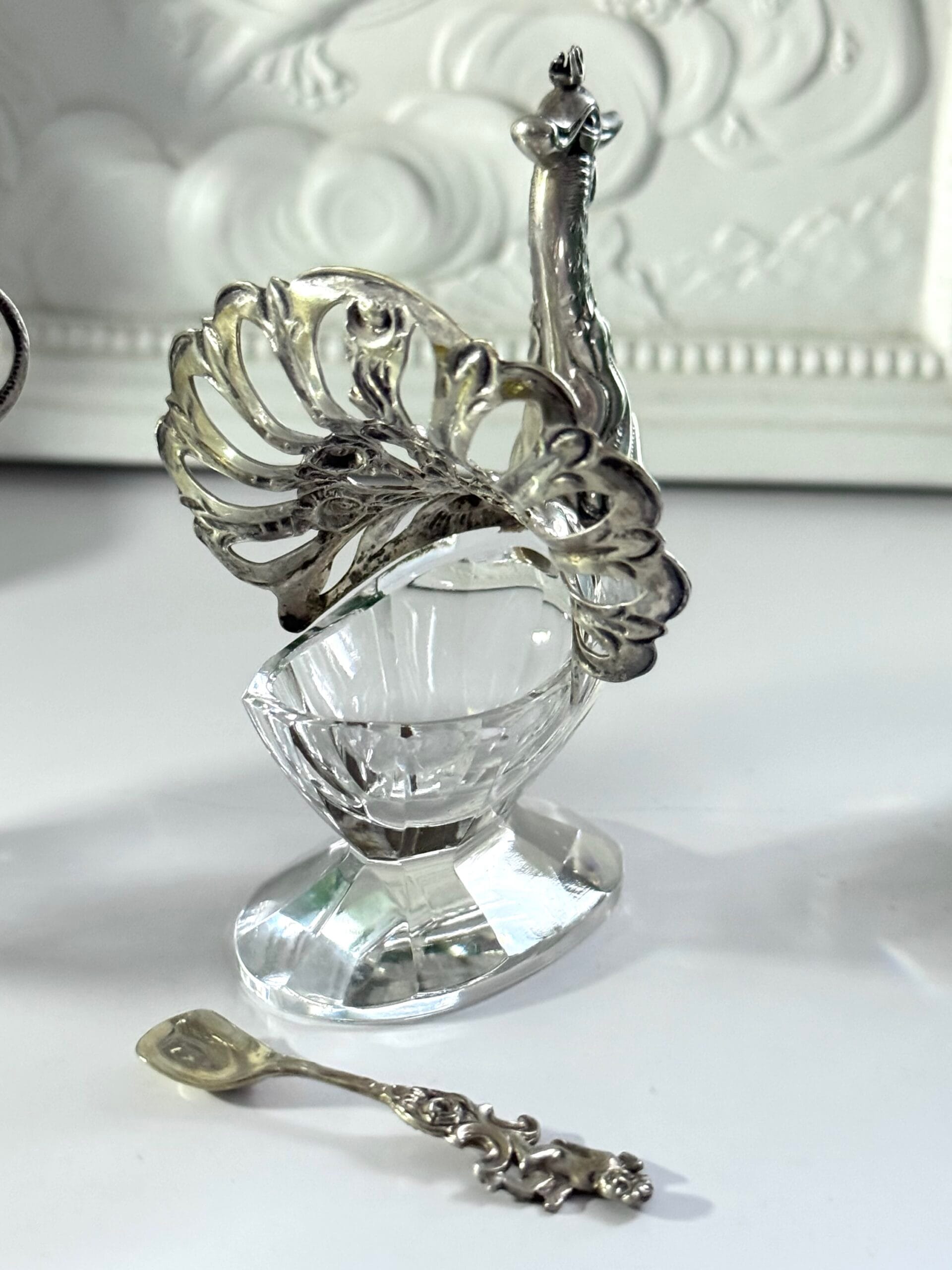 Антикварні солонки зі срібла та різного кришталю